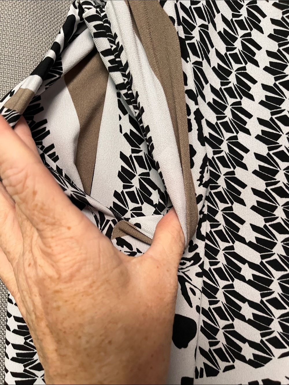 Ellen Tracy Black White and Tan Abstract Pattern Wide-Leg Pants - Picture 4 of 6
